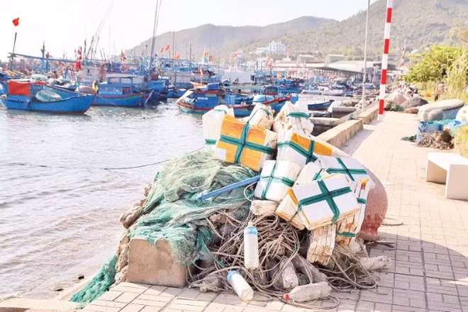 Phế thải ngư cụ tại cảng Hòn Rớ, phường Nam Nha Trang, Khánh Hòa.