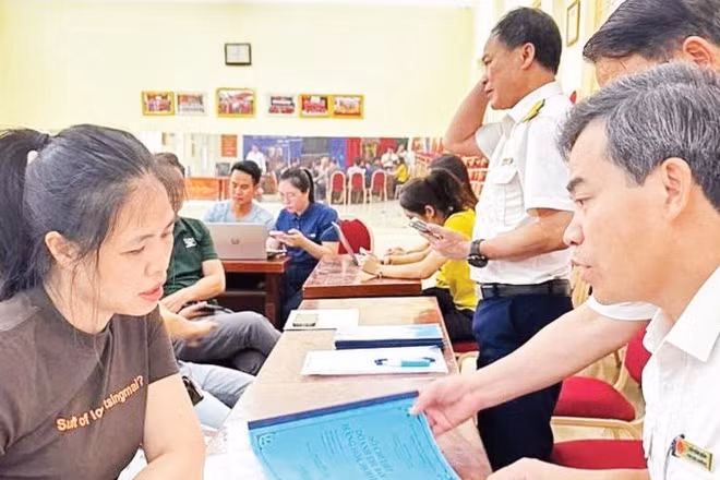 Cán bộ Thuế Thành phố Hà Nội hướng dẫn hộ kinh doanh kê khai thuế.