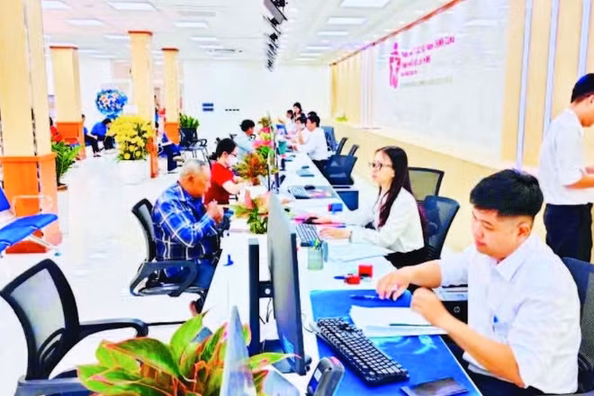 Người dân làm thủ tục tại Trung tâm Phục vụ hành chính công Thành phố Hồ Chí Minh.