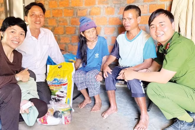 Công an xã Hra cùng nhà hảo tâm đến thăm hỏi các cụ già neo đơn.