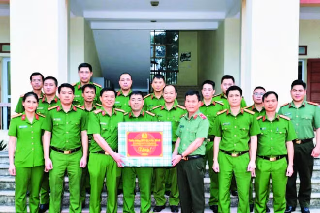 Lãnh đạo Công an thành phố Hải Phòng tặng quà động viên Công an xã Lạc Phượng, đơn vị thực hiện hiệu quả phong trào thi đua “Vì an ninh Tổ quốc”. (Ảnh THẾ KHOA)