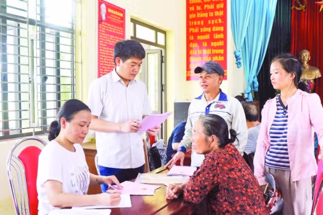 Lãnh đạo xã Gia Bình trực tiếp xuống các thôn nắm bắt tâm tư, tình cảm của nhân dân, giải đáp những vướng mắc cho bà con.