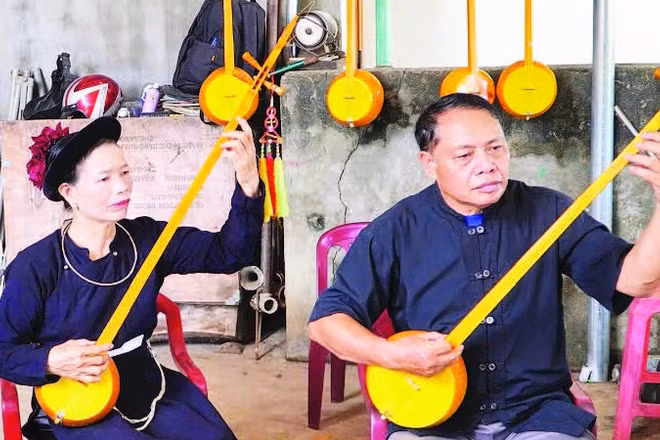 Đảng viên Nông Công Ngoạt và các thành viên trong câu lạc bộ thực hành đàn tính hát then trên những cây đàn do chính họ chế tác.