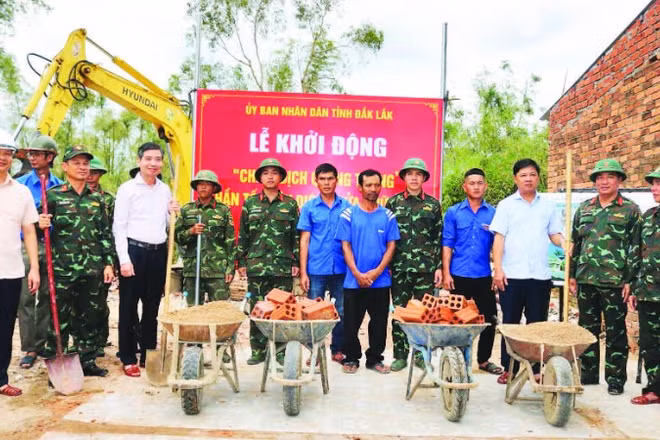 Ủy ban nhân dân tỉnh Đắk Lắk tổ chức lễ khởi động “Chiến dịch Quang Trung” thần tốc xây dựng, sửa chữa nhà cho đồng bào bị bão, lũ.