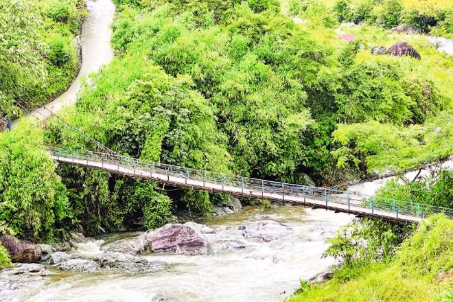 Cầu treo nối trung tâm xã Ngọc Linh đến khu sản xuất ở làng Kon Tua.