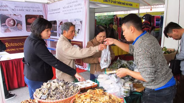 Người tiêu dùng mua sắm hàng hóa tại Hội chợ Vàng khuyến mại.