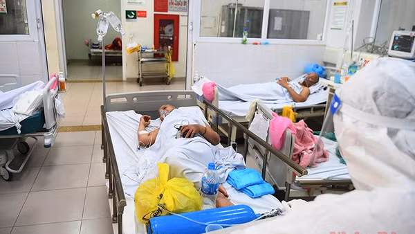 Vận chuyển bệnh nhân vào khu điều trị. (Ảnh: THÀNH ĐẠT)
