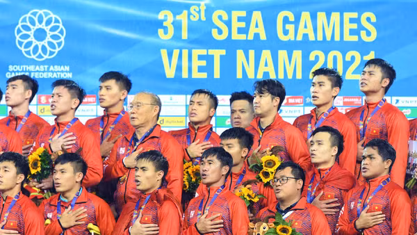 HLV Park Hang-seo cùng các tuyển thủ U23 Việt Nam trên bục vinh quang. (Ảnh: THÀNH ĐẠT)