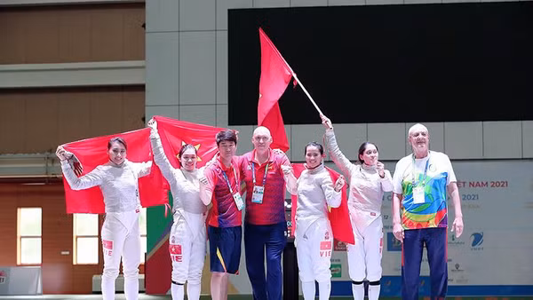 Ảnh đẹp SEA Games 31: Phần thi đồng đội của Đội tuyển Kiếm liễu nữ Việt Nam
