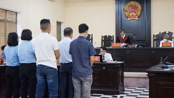 Phiên tòa xét xử vụ gian lận bảo hiểm y tế tại Bệnh viện đa khoa Trung ương Quảng Nam, tháng 5/2022 (trước thời điểm thực hiện sắp xếp đơn vị hành chính). (Ảnh nhandan.vn)