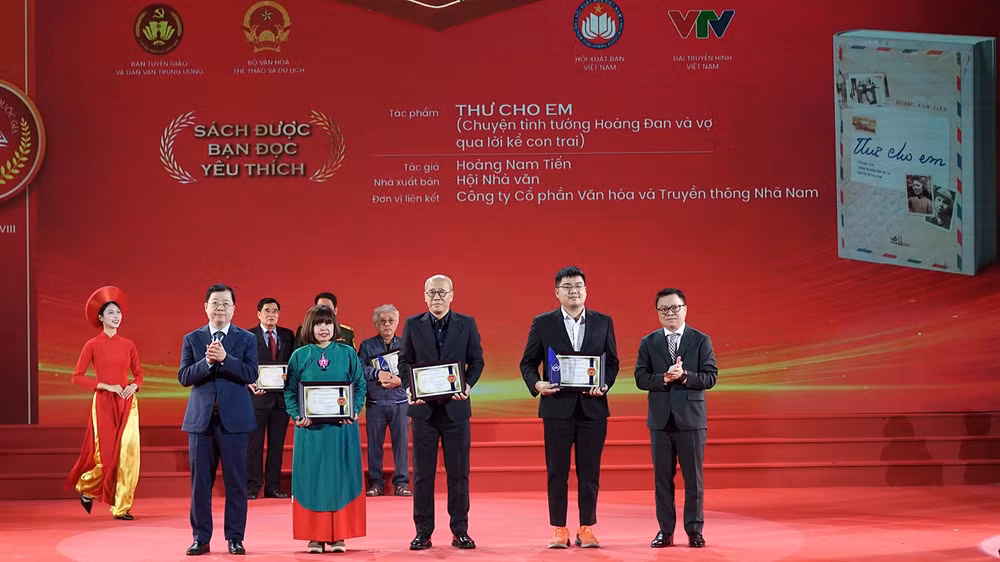 Đại diện Nhã Nam nhận giải thưởng Sách Bạn đọc yêu thích nhất cho cuốn "Thư cho em". 