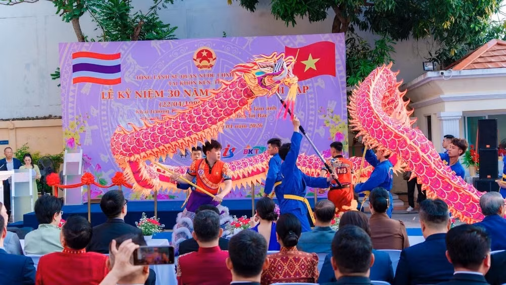 Đội tuyển Lân sư rồng trường IVS biểu diễn tại Lễ kỷ niệm 30 năm thành lập Tổng Lãnh sự quán Việt Nam tại Khon Kaen – Thái Lan. 