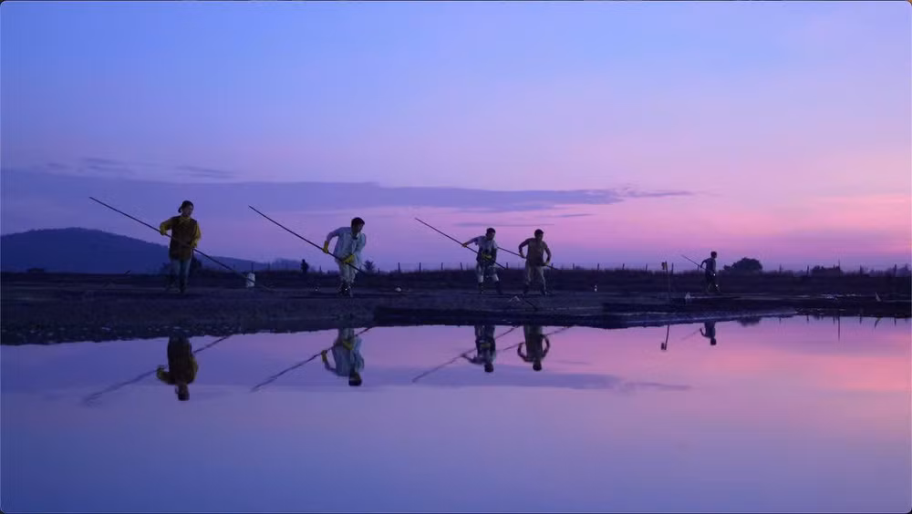 Các nghệ sĩ trải nghiệm đời sống người nông dân trong chương trình "Gia đình Haha – Những ngày trời bao la". (Ảnh: YeaH1)