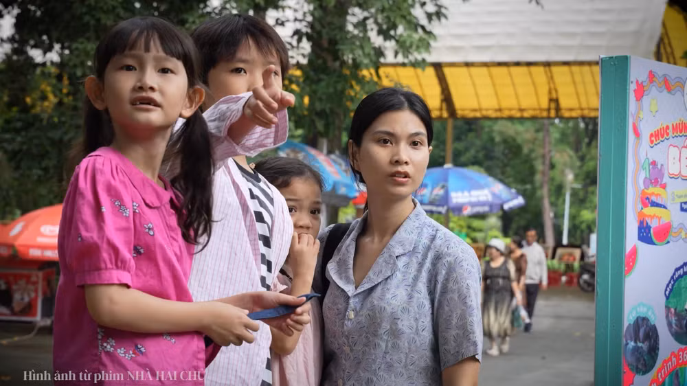 Diễn viên Trâm Anh (ngoài cùng bên phải) vượt qua trở ngại tâm lý để vào vai một người mẹ.