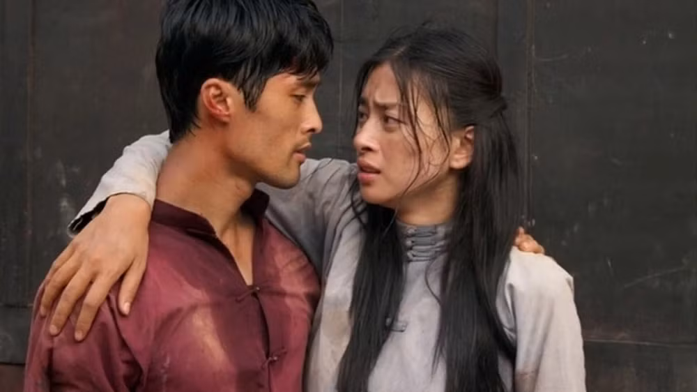 Các diễn viên Johnny Trí Nguyễn, Ngô Thanh Vân trong phim. (Ảnh: VFDA)