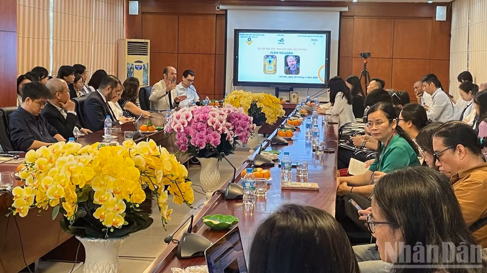 Juan Villoro tại buổi giao lưu tại Trường đại học Văn hóa Hà Nội.