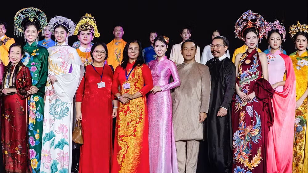 Bộ sưu tập “Dáng ngọc bên sông” của nhà thiết kế Nhung góp thêm một tiếng nói sáng tạo vào hành trình lan tỏa áo dài Việt. (Ảnh: Nhiếp ảnh gia Hồ Sỹ Phước)