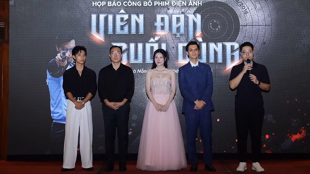 Đạo diễn Đinh Tuấn Vũ, các diễn viên Nhan Phúc Vinh, Thanh Hương, xạ thủ Hoàng Xuân Vinh và diễn viên Việt Hoàng tại lễ công bố dự án.