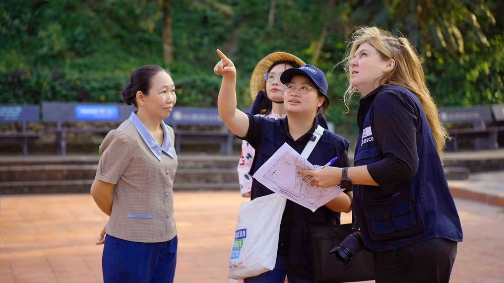 Đoàn công tác UNESCO khảo sát thực địa tại Tháp Nhạn, Tuy Hòa. (Ảnh: UNESCO)