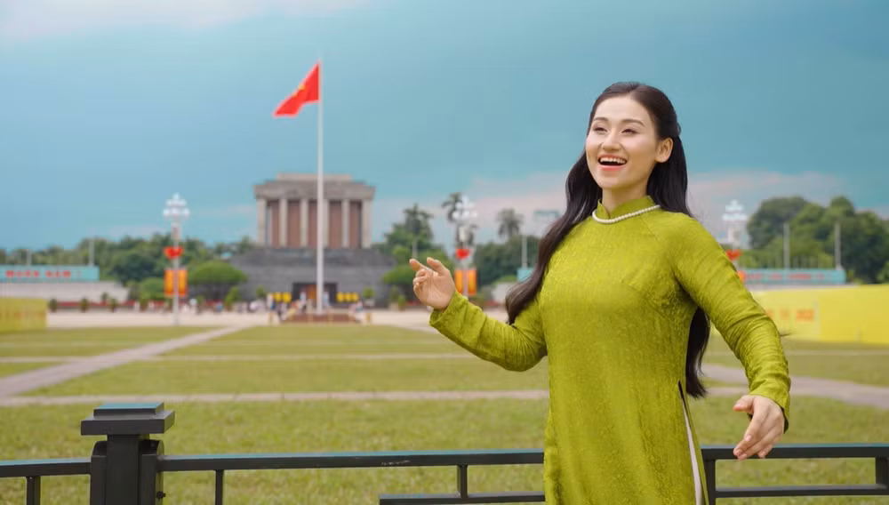 Lê Minh Ngọc thể hiện ca khúc "Bài ca hy vọng" trong MV. (Ảnh: NVCC)