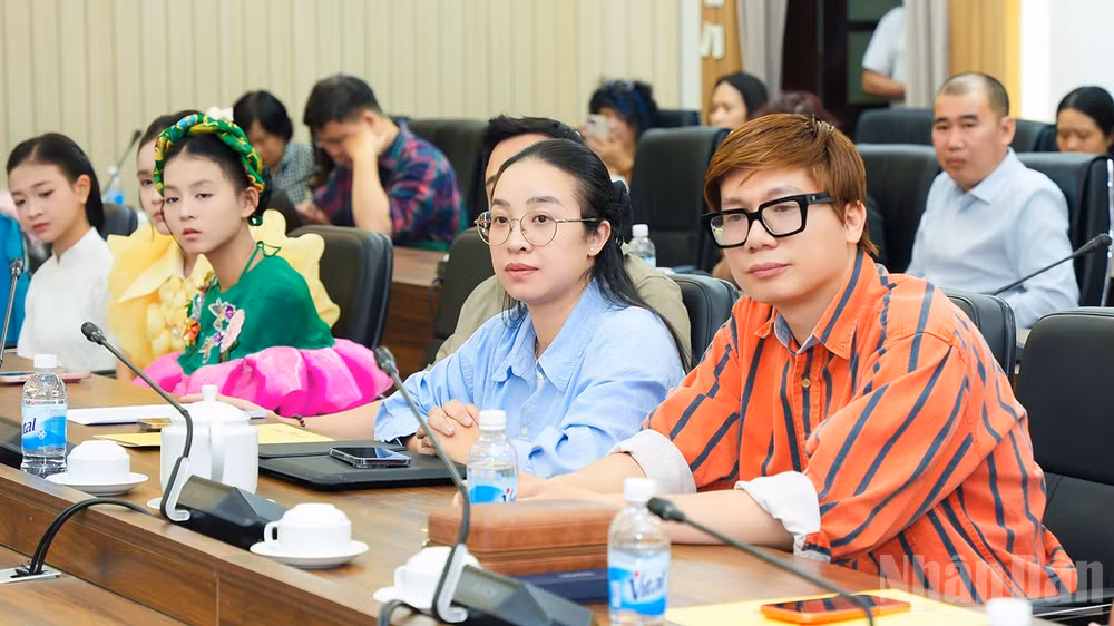 Đạo diễn Ninh Quang Trường (ngoài cùng bên phải) tại lễ ra mắt chương trình nghệ thuật “Chắp cánh tuổi thơ” do Báo Nhân Dân thực hiện. (Ảnh: TIẾN ĐẠT)