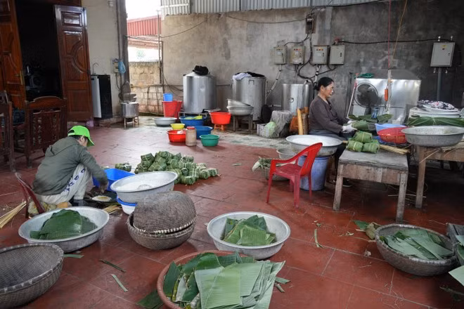 Tết về sớm ở làng bánh chưng Thủy Đường. (Ảnh: TTXVN)