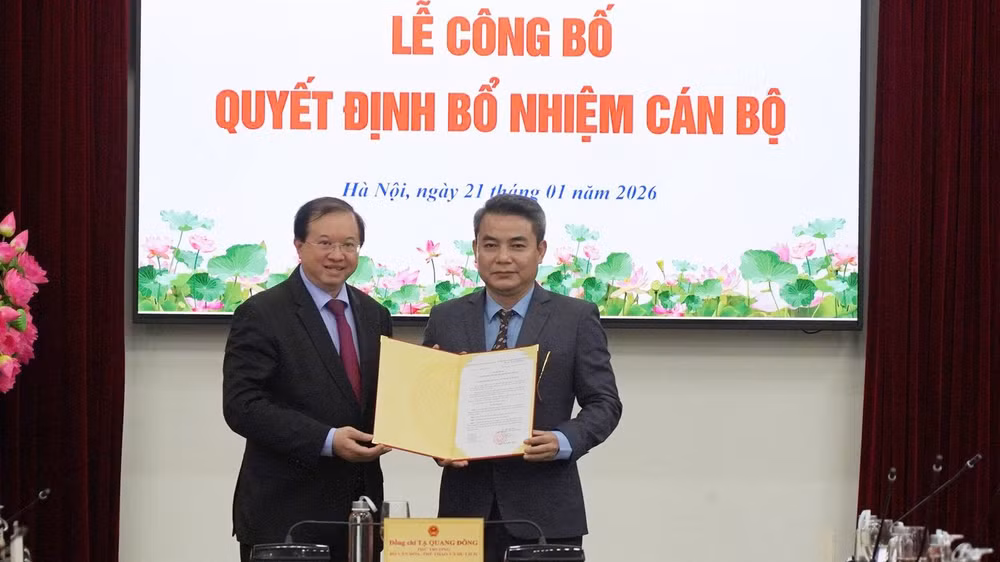 Thứ trưởng Tạ Quang Đông trao Quyết định bổ nhiệm cho Nghệ sĩ Ưu tú Trịnh Mai Nguyên. (Ảnh: Nhà hát Kịch Việt Nam).