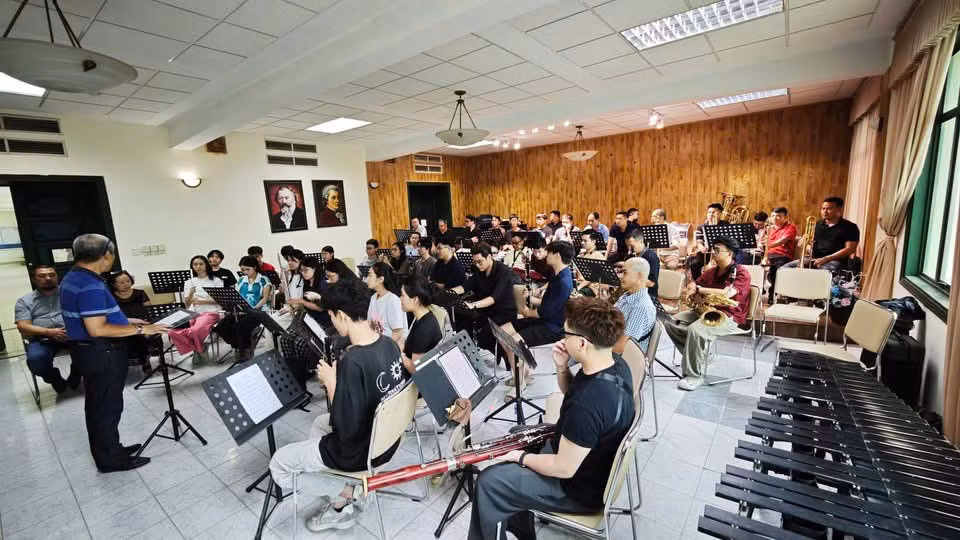  Các giảng viên, nghệ sĩ, học sinh, sinh viên tập luyện chuẩn bị cho đêm diễn. (Ảnh: Khoa Kèn, Gõ, Guitar)