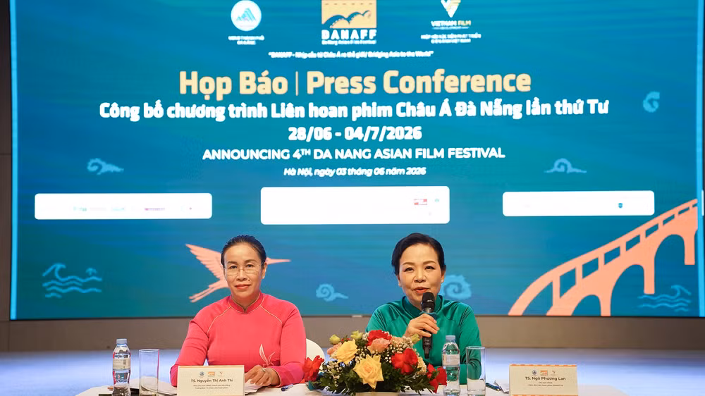 Phó Chủ tịch Ủy ban nhân dân Thành phố Đà Nẵng Nguyễn Thị Anh Thi và Tiến sĩ Ngô Phương Lan, Chủ tịch Hiệp hội Xúc tiến phát triển Điện ảnh Việt Nam (từ trái qua) tại buổi họp báo công bố Liên hoan phim. (Ảnh: Ban Tổ chức)
