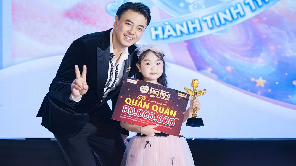 MC Tuấn Tú và Quán quân Thiên An. (Ảnh: Nhân vật cung cấp)