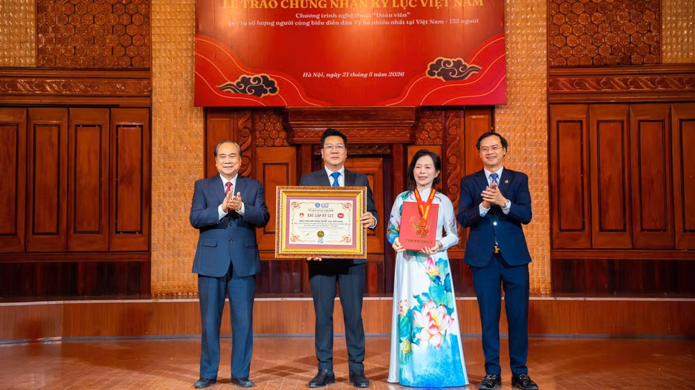 Tiến sĩ, Nghệ sĩ Nhân dân Đỗ Quốc Hưng, Giám đốc Học viện Âm nhạc Quốc gia nhận danh hiệu kỷ lục Việt Nam. (Ảnh: Học viện cung cấp)