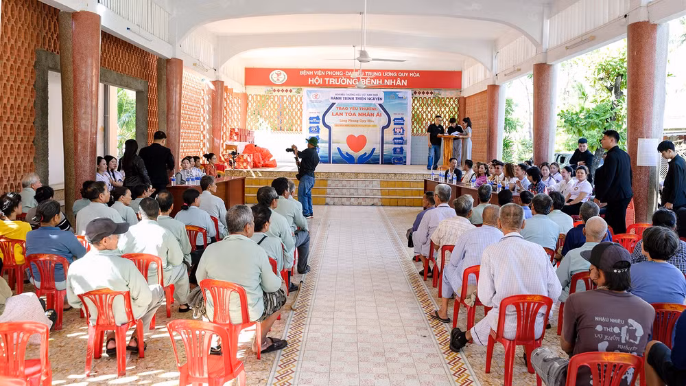 100 phần quà đã được trao cho bệnh nhân có hoàn cảnh khó khăn đang điều trị tại Bệnh viện Phong – Da liễu Trung ương Quy Hòa.