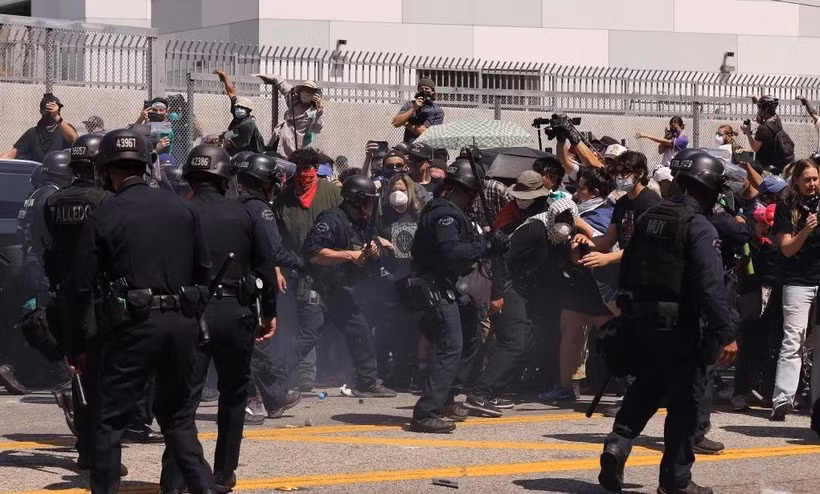 Cảnh sát cố gắng giải tán người biểu tình tại Los Angeles, bang California. (Ảnh: Tân Hoa xã)