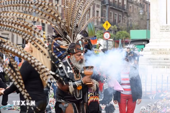 Quang cảnh lễ hội Tlacaxipehualiztli được tái hiện tại thủ đô Mexico City. (Ảnh: TTXVN)