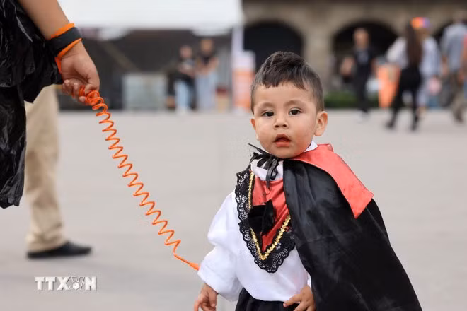 Một em bé trong bộ đồ hiệp sĩ trong lễ hội Tlacaxipehualiztli được tái hiện tại thủ đô Mexico City. (Ảnh: TTXVN)