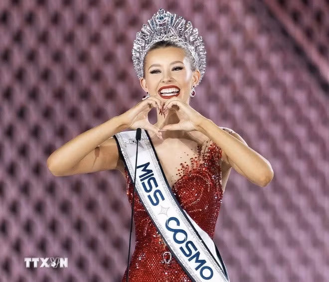 Khoảnh khắc đăng quang của Miss Cosmo 2025 Yolina Lindquist (đại diện từ Mỹ). (Ảnh: TTXVN)