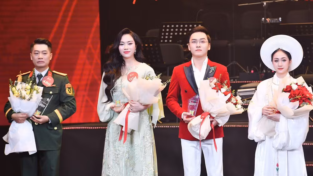 Đặng Ngọc Anh (thứ hai từ trái sang) nhận giải tại cuộc thi Tiếng hát Hà Nội 2024.