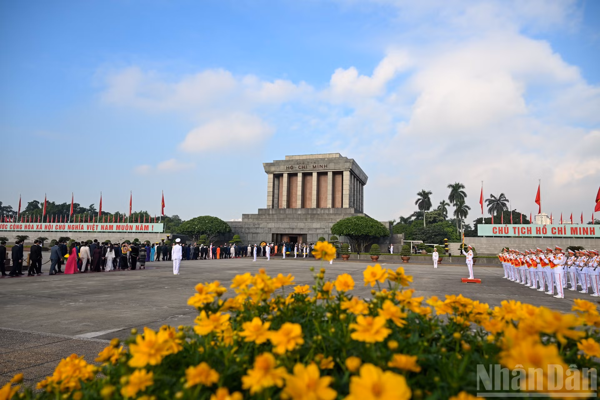 Lãnh đạo Đảng, Nhà nước và các đại biểu Quốc hội vào Lăng viếng Chủ tịch Hồ Chí Minh.