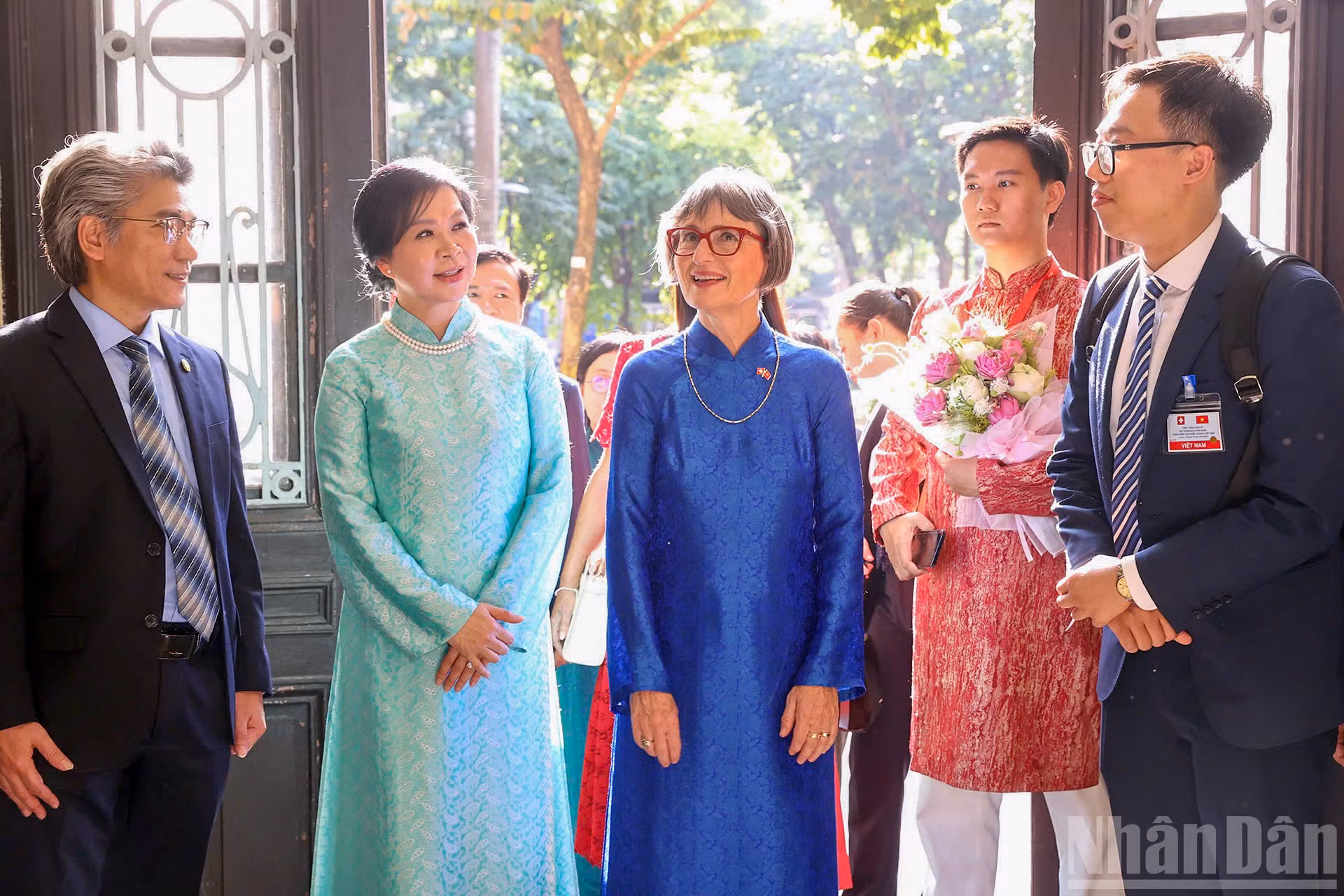 Bà Ngô Phương Ly, Phu nhân Tổng Bí thư, Chủ tịch nước Tô Lâm và bà Caroline Parmelin, Phu nhân Tổng thống Liên bang Thụy Sĩ đến tham quan Trường đại học Dược Hà Nội.