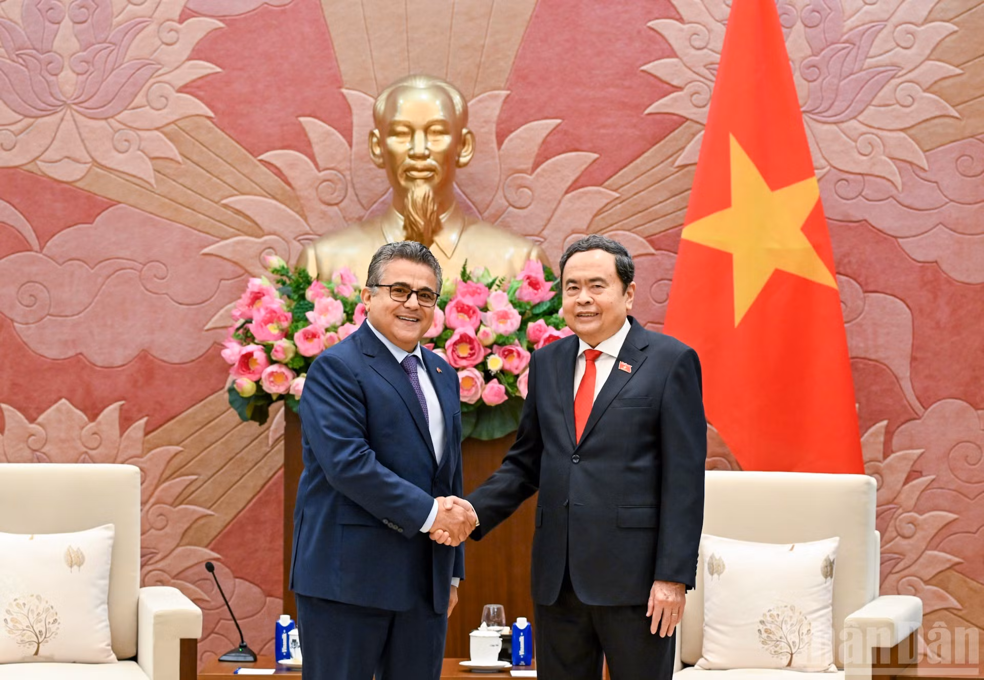 Chủ tịch Quốc hội Trần Thanh Mẫn tiếp Đại sứ Palestine Saadi Salama nhân dịp kết thúc nhiệm kỳ công tác. (Ảnh: DUY LINH)