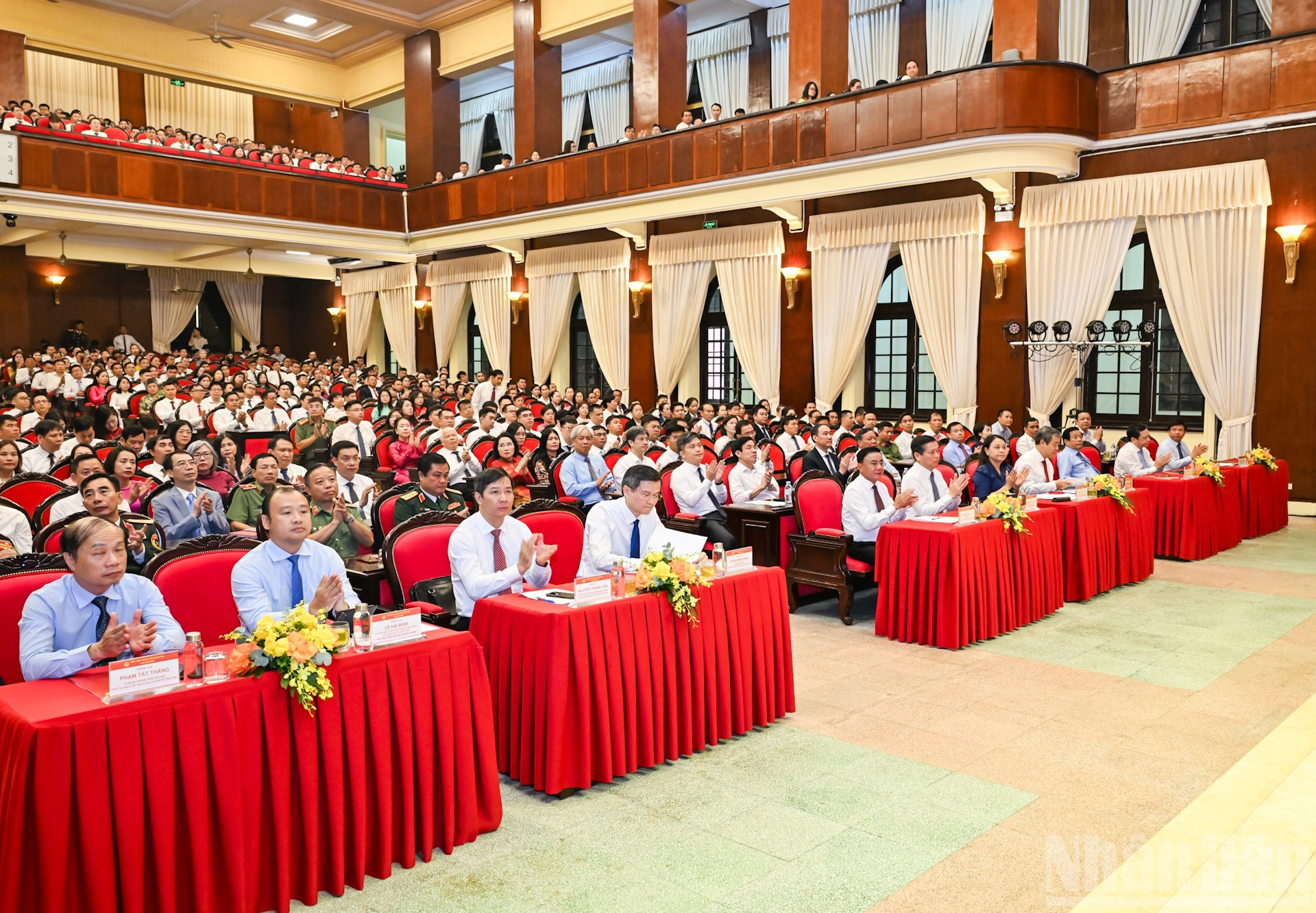 Thường trực Ban B&iacute; thư Trần Cẩm T&uacute; v&agrave; c&aacute;c đại biểu dự Lễ khai giảng năm học 2026-2027 tại Học viện Ch&iacute;nh trị quốc gia Hồ Ch&iacute; Minh. (Ảnh: DUY LINH)