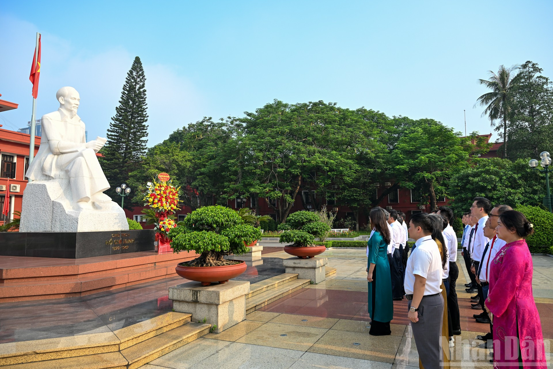 L&atilde;nh đạo Học viện Ch&iacute;nh trị Quốc gia Hồ Ch&iacute; Minh v&agrave; c&aacute;c đại biểu l&agrave;m lễ d&acirc;ng hoa tại tượng B&aacute;c. (Ảnh: DUY LINH)