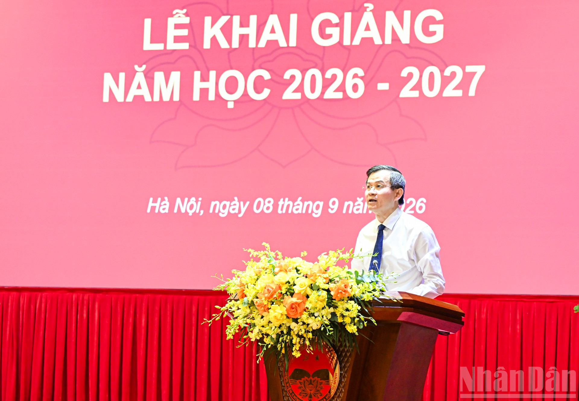 Ph&oacute; Gi&aacute;o sư, Tiến sĩ Đo&agrave;n Minh Huấn, Gi&aacute;m đốc Học viện Ch&iacute;nh trị quốc gia Hồ Ch&iacute; Minh ph&aacute;t biểu khai giảng năm học 2026-2027. (Ảnh: DUY LINH)