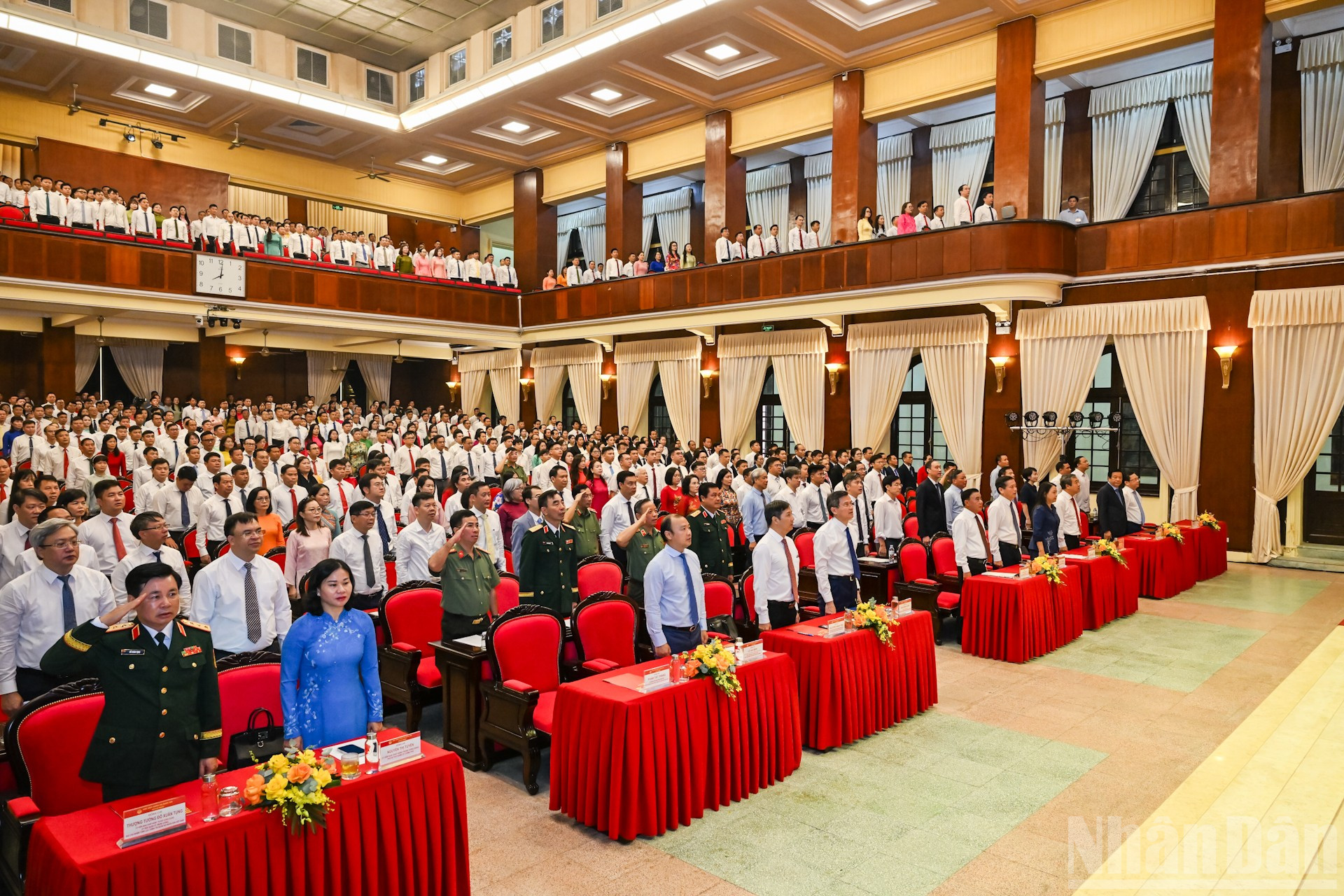 C&aacute;c đồng ch&iacute; l&atilde;nh đạo Đảng, Nh&agrave; nước v&agrave; c&aacute;c đại biểu thực hiện nghi thức ch&agrave;o cờ tại Lễ khai giảng. (Ảnh: DUY LINH)