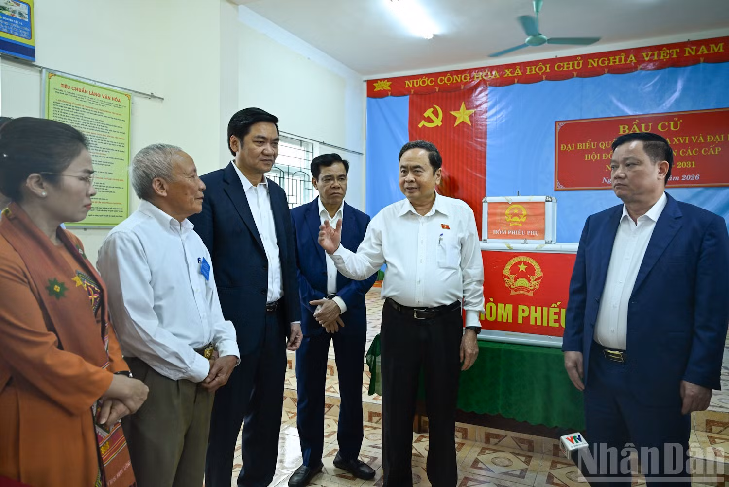 Chủ tịch Quốc hội, Chủ tịch Hội đồng Bầu cử Quốc gia Trần Thanh Mẫn kiểm tra công tác bầu cử tại khu vực bỏ phiếu xóm Phúc Long, xã Hưng Nguyên, tỉnh Nghệ An. (Ảnh: DUY LINH)