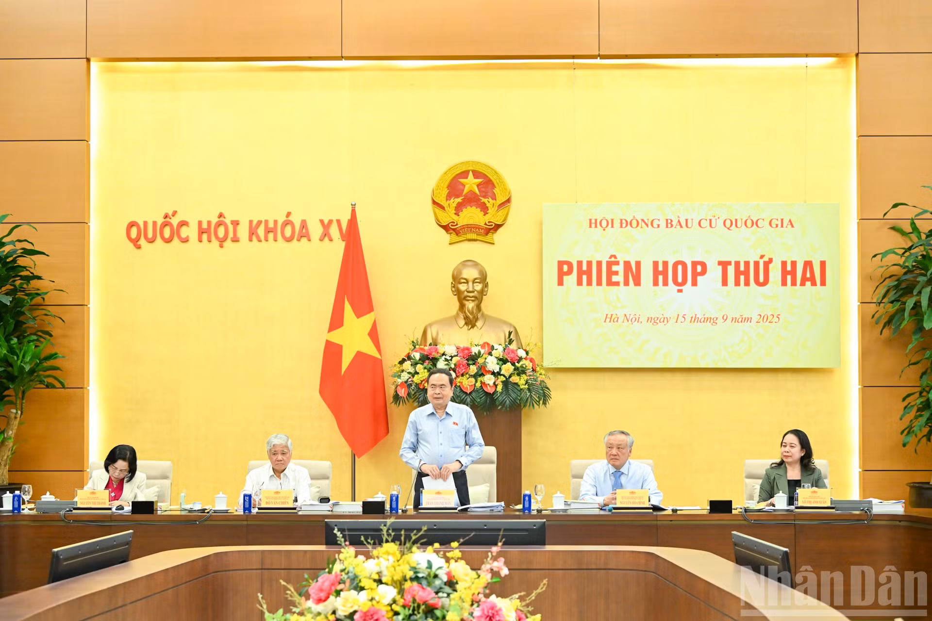 Chủ tịch Quốc hội Trần Thanh Mẫn, Chủ tịch Hội đồng Bầu cử quốc gia và các Phó Chủ tịch Hội đồng Bầu cử quốc gia chủ trì phiên họp.