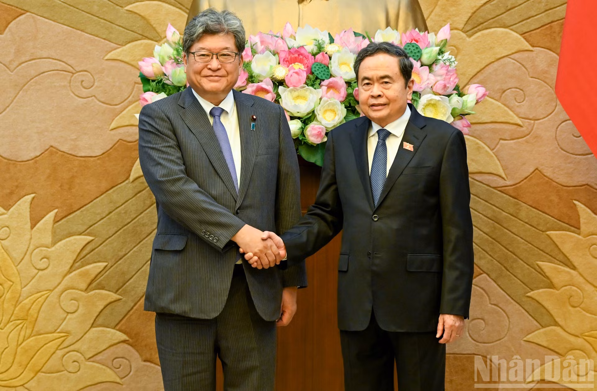 Chủ tịch Quốc hội Trần Thanh Mẫn và Quyền Tổng Thư ký Đảng Dân chủ Tự do Nhật Bản Hagiuda Koichi. (Ảnh: DUY LINH)