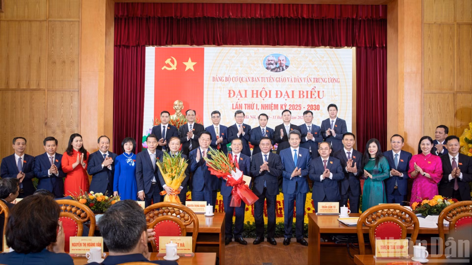 Thường trực Ban Bí thư, Bí thư Đảng ủy các cơ quan Đảng Trung ương Trần Cẩm Tú; Trưởng Ban Tuyên giáo và Dân vận Trung ương Nguyễn Trọng Nghĩa tặng hoa chúc mừng Ban Chấp hành Đảng bộ cơ quan Ban Tuyên giáo và Dân vận Trung ương nhiệm kỳ 2025-2030.
