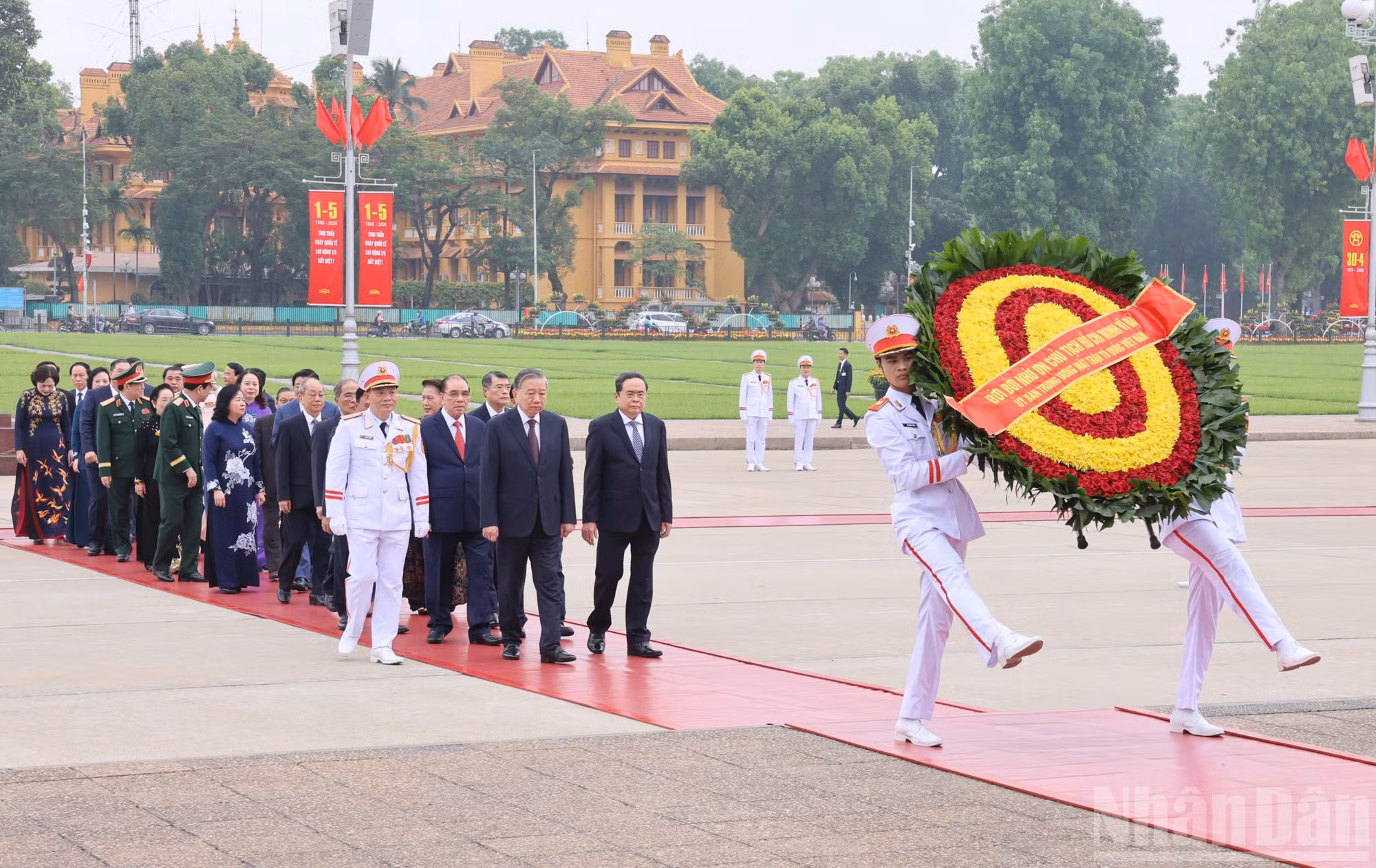 Đoàn đại biểu lãnh đạo, nguyên lãnh đạo Đảng, Nhà nước do Tổng Bí thư, Chủ tịch nước Tô Lâm dẫn đầu đến đặt vòng hoa và vào Lăng viếng Chủ tịch Hồ Chí Minh.