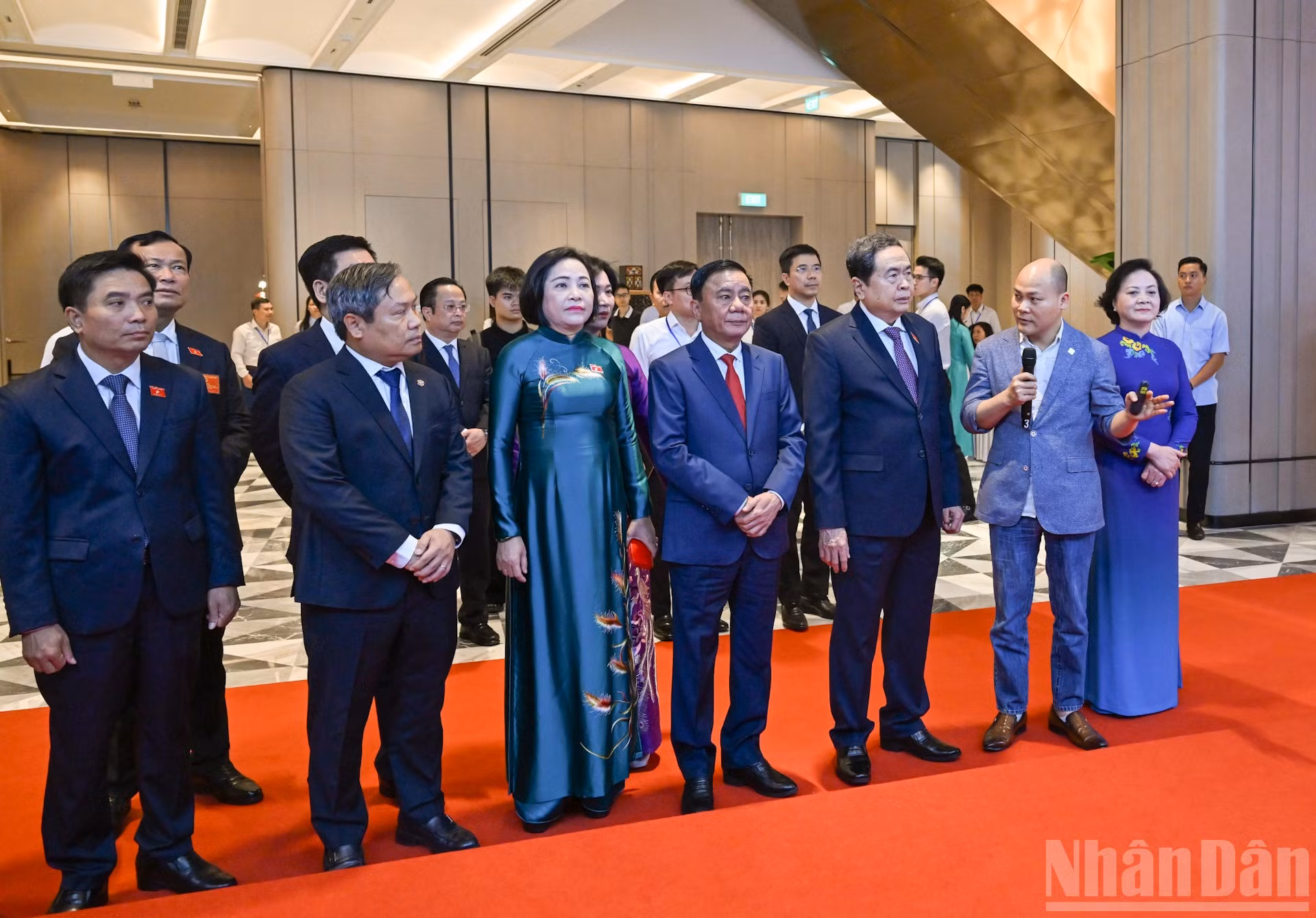 Chủ tịch Quốc hội Trần Thanh Mẫn, Thường trực Ban Bí thư Trần Cẩm Tú cùng các đại biểu tham quan Triển lãm "Hội đồng Nhân dân: Dấu ấn đổi mới - kiến tạo phát triển". (Ảnh: DUY LINH)
